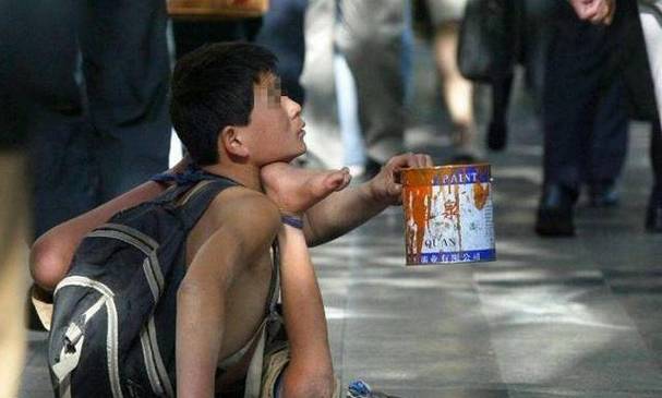 带不同小孩地铁乞讨,地铁带两个小孩