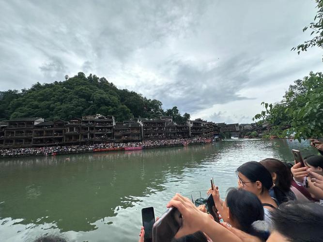 凤凰古城百人抢鸭子,凤凰古城百人抢鸭子是真的吗
