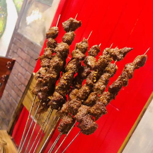 脖子被扎多根烧烤签,被烧烤签子扎出血了