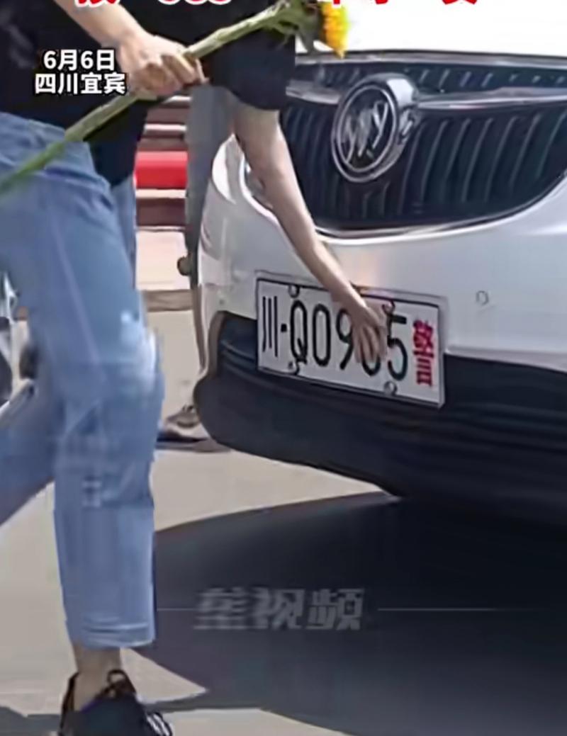 考生排队摸985车牌,