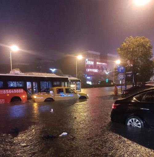 长沙暴雨楼梯变瀑布,长沙暴雨视频