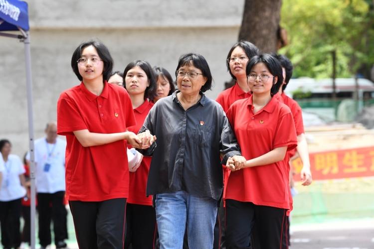 张桂梅的第15次送考,张桂梅连续11年送考从未缺席