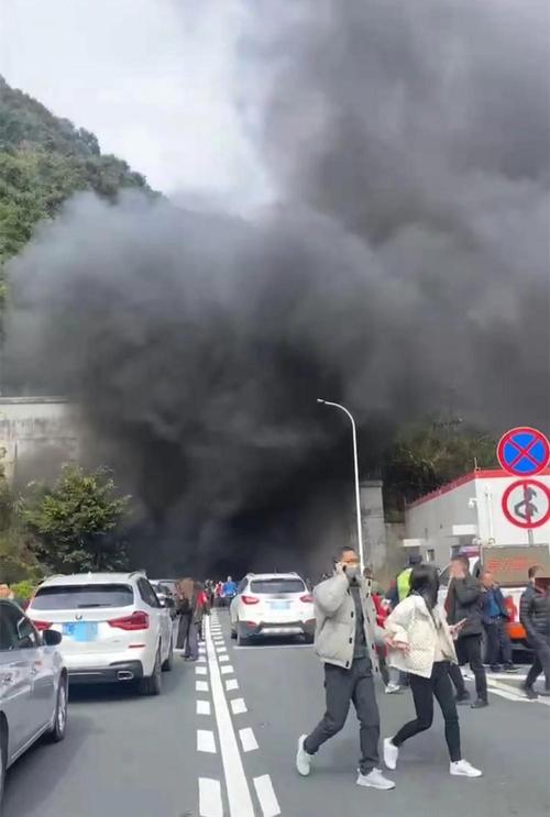 考生爆燃中遇难不实,考生车祸今天最新消息